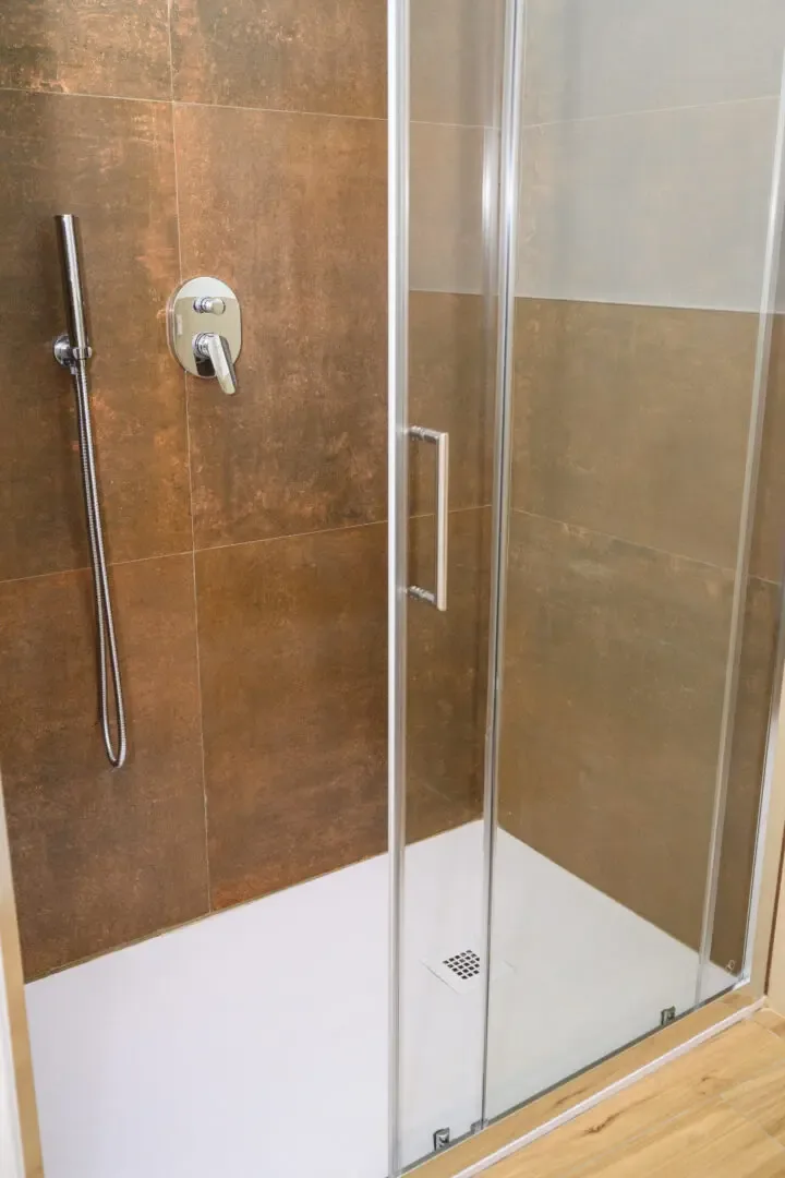 Doccia rivestita in gres effetto corten