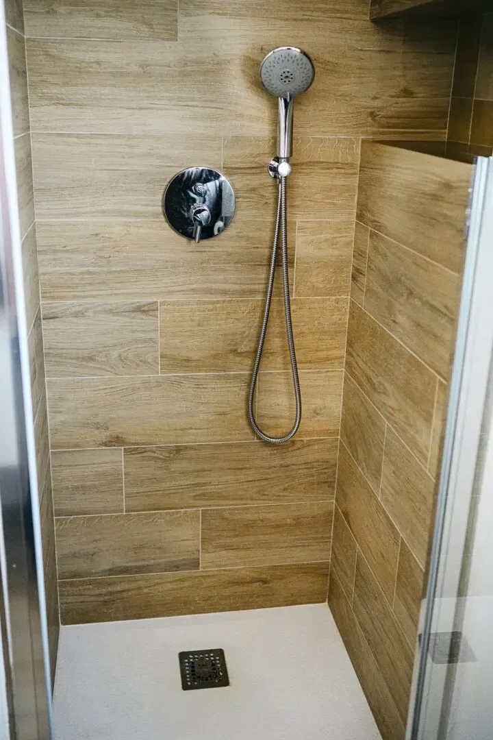Doccia rivestita in gres effetto legno