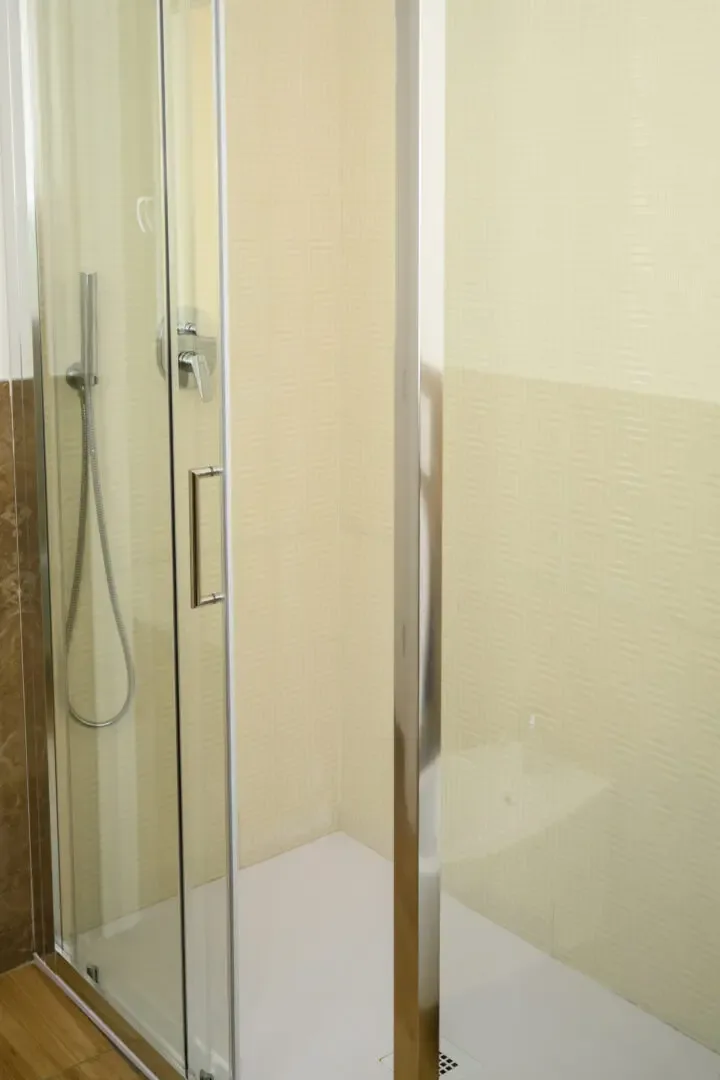 Doccia in gres beige