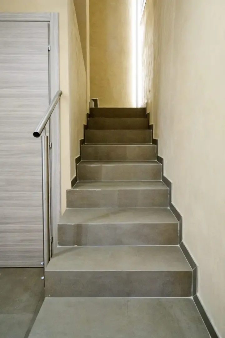Scala in gres effetto cemento