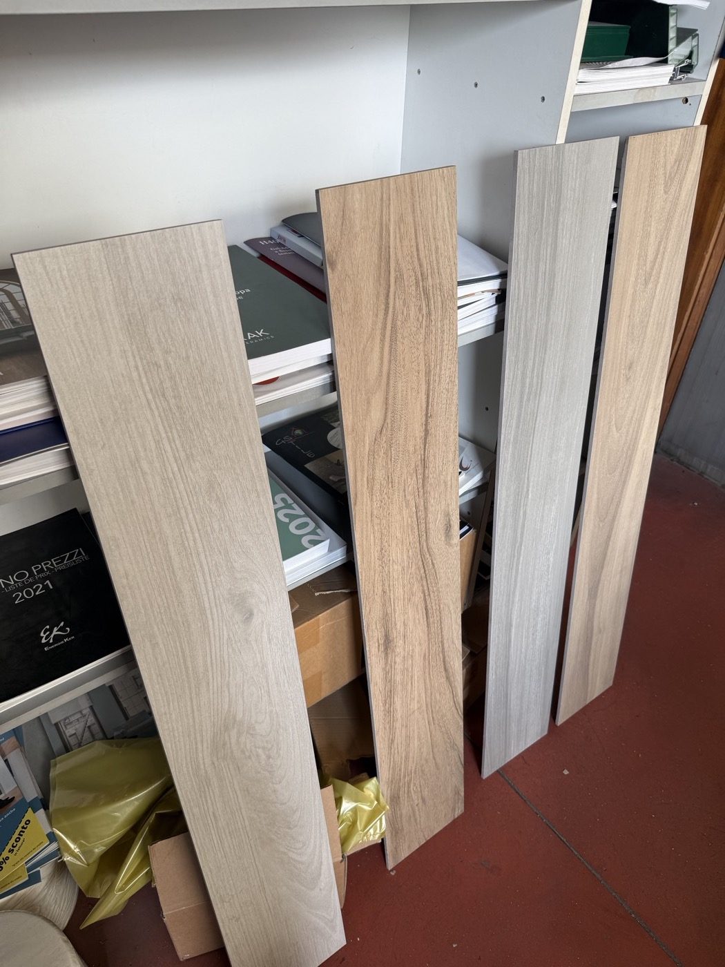 Selezione di piastrelle effetto legno in diverse tonalità a scaffale