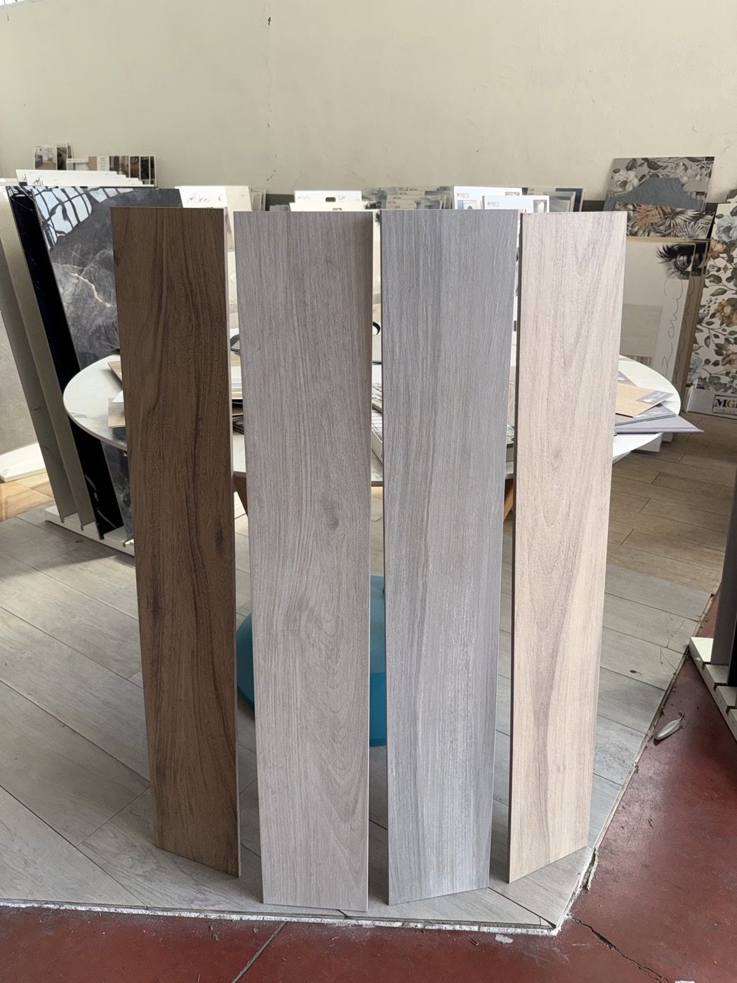 Confronto tonalità gres effetto legno esposte nello showroom