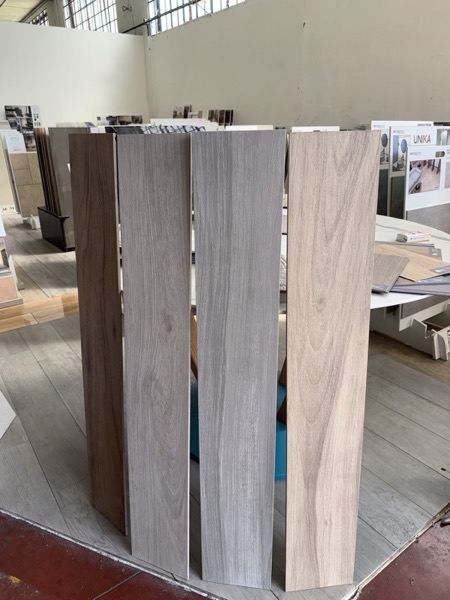 Varianti di gres effetto legno affiancate