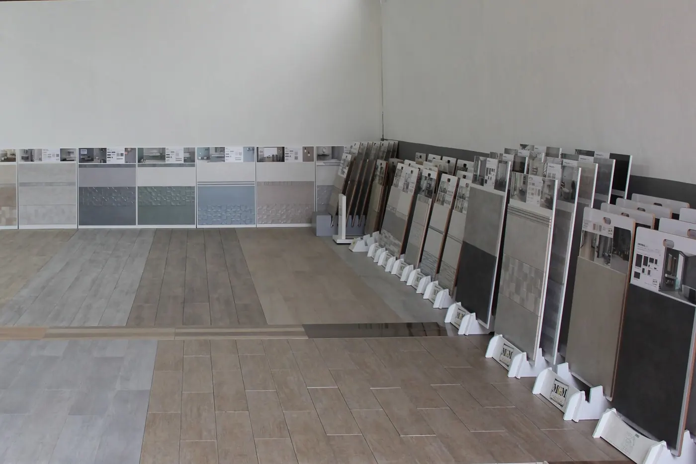 Showroom Floor Ceramiche ad Arcole con espositori di piastrelle