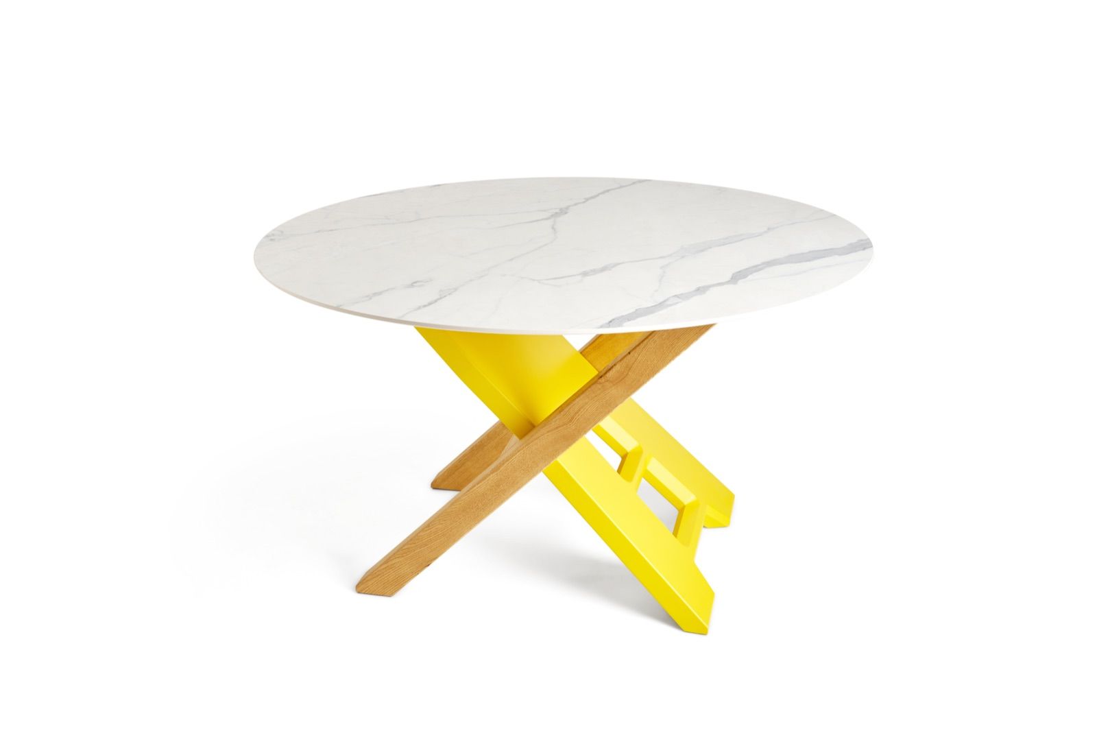 Tavolo rotondo con piano in gres effetto marmo e base a croce in legno e metallo giallo